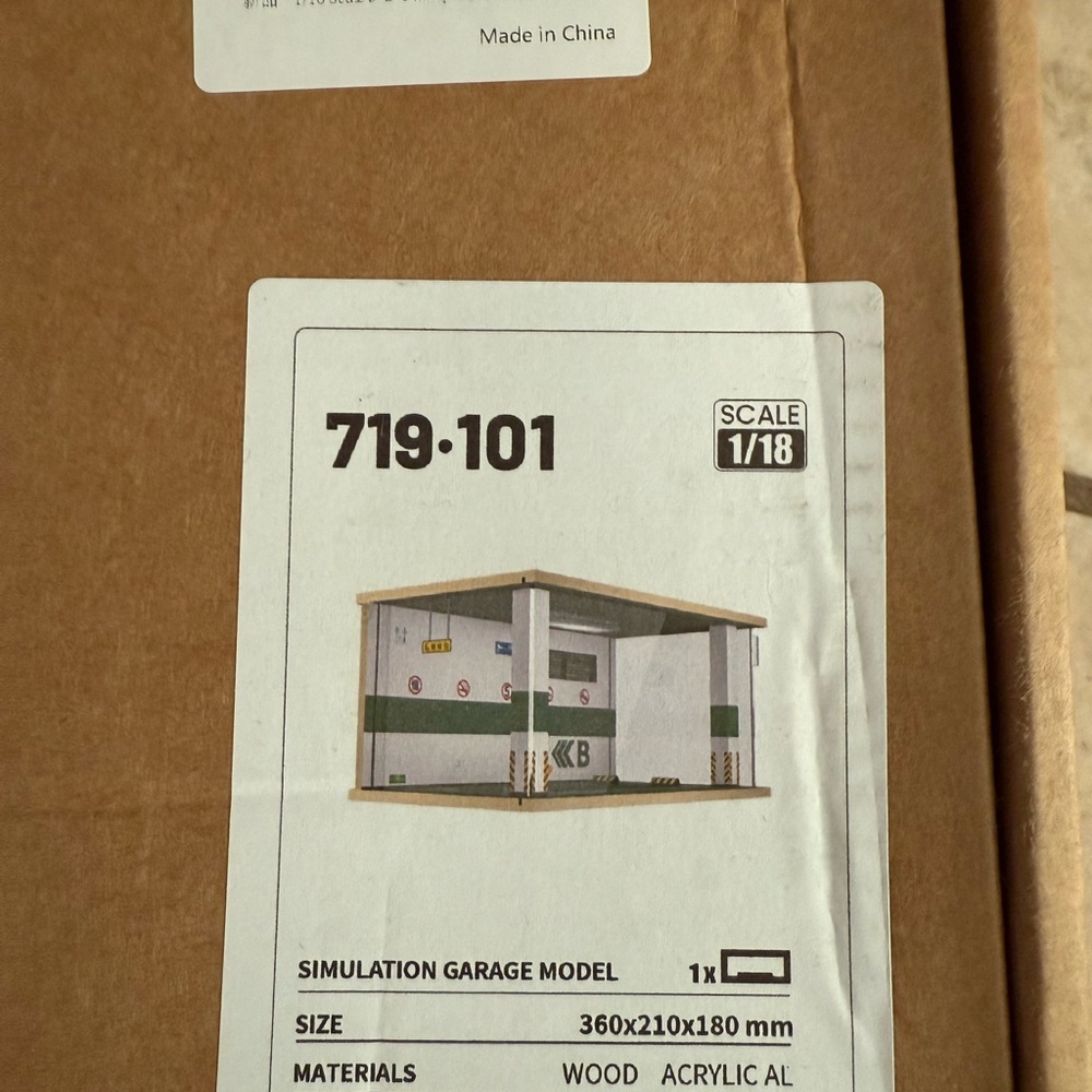 Wooden Simulation Garage Model - White and Green